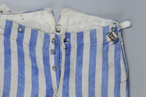 Detalj av blå och vitrandiga byxor
