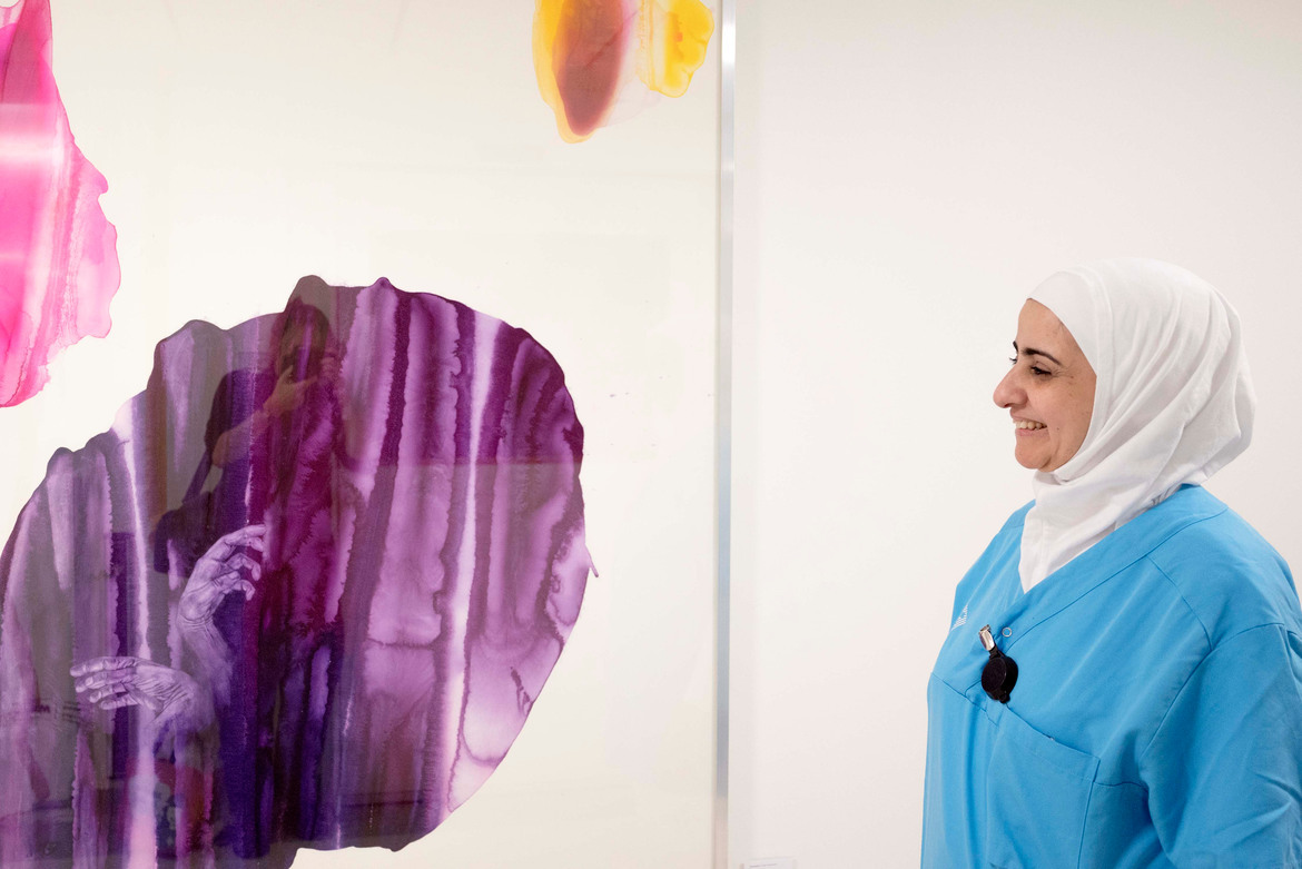 Biokemisk analytiker Yusra Al-Eryani framför Katja Pettersson s verk.