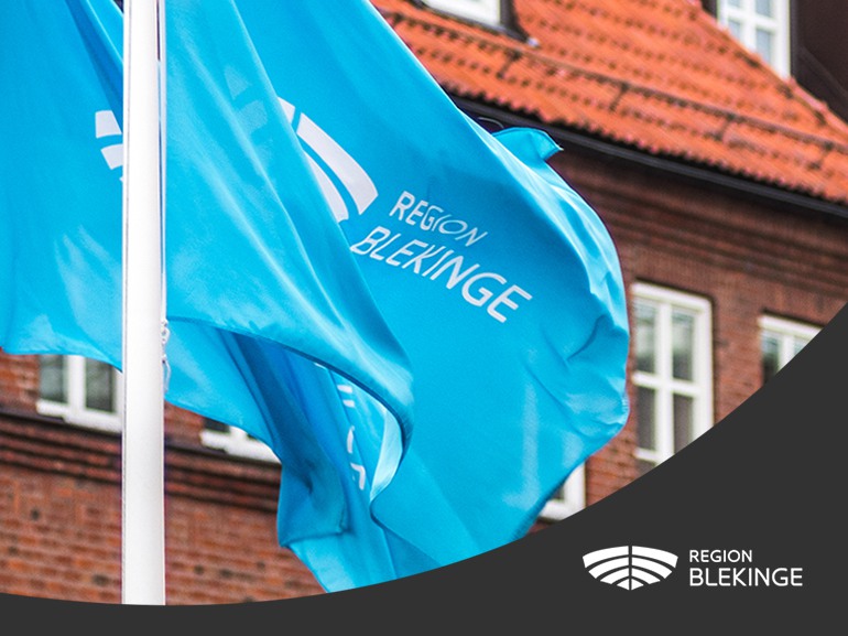 Region Blekinges flaggor som vajar i vinden. 