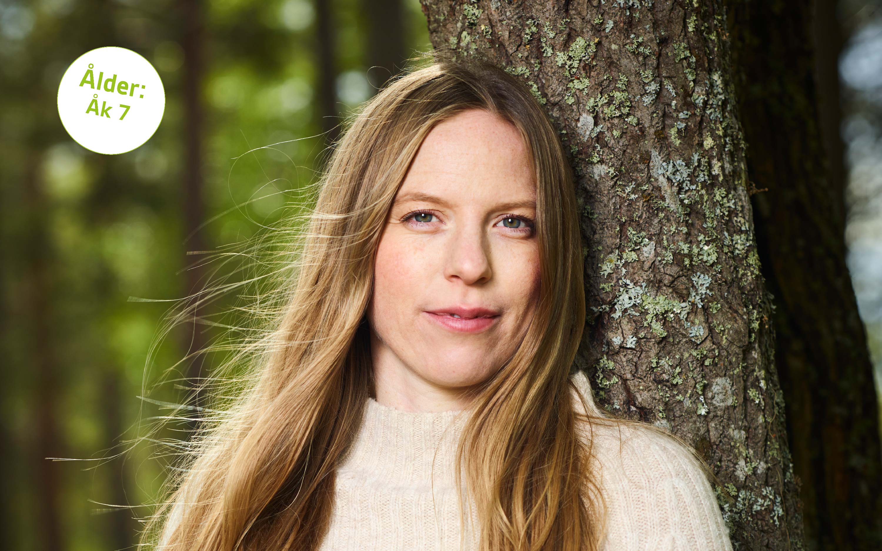 Närbild på Linda Jones vid ett träd