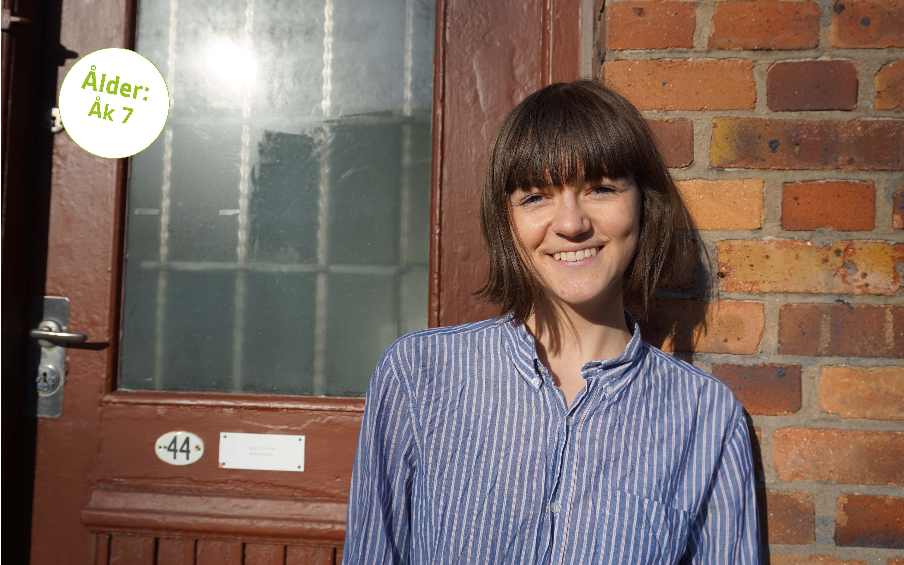 Närbild av Matilda Gunnarsson Rathsman framför en dörr