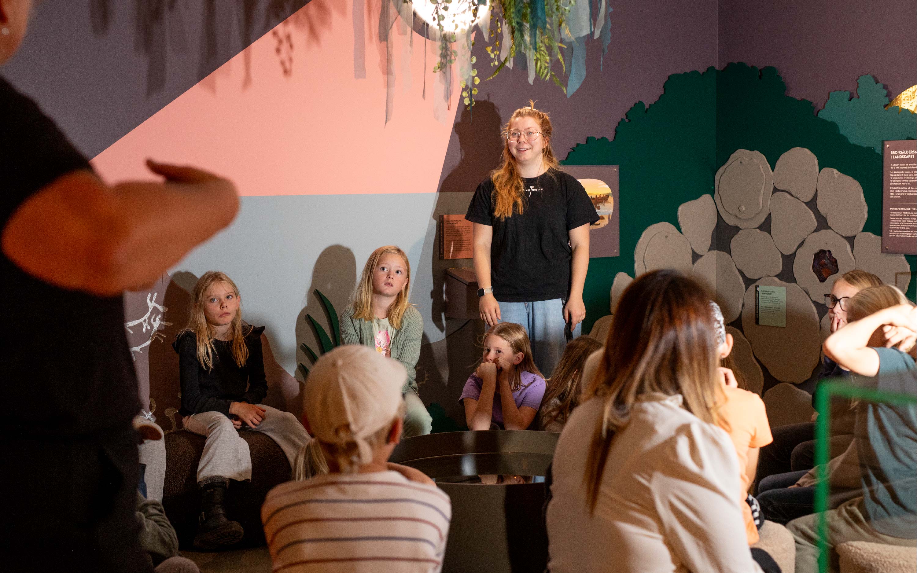 En museipedagog berättar om en museiutställning för en samling barn