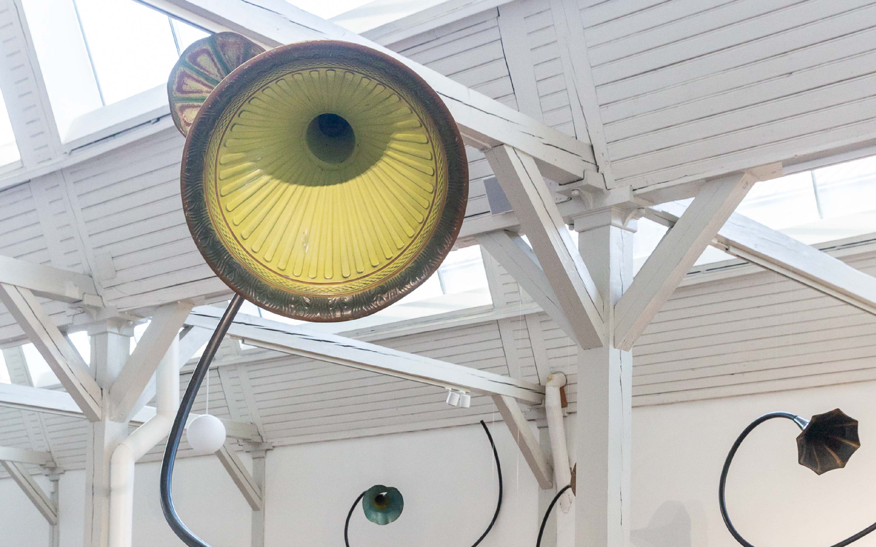 konstverk av grammofonlurar i vit konsthall