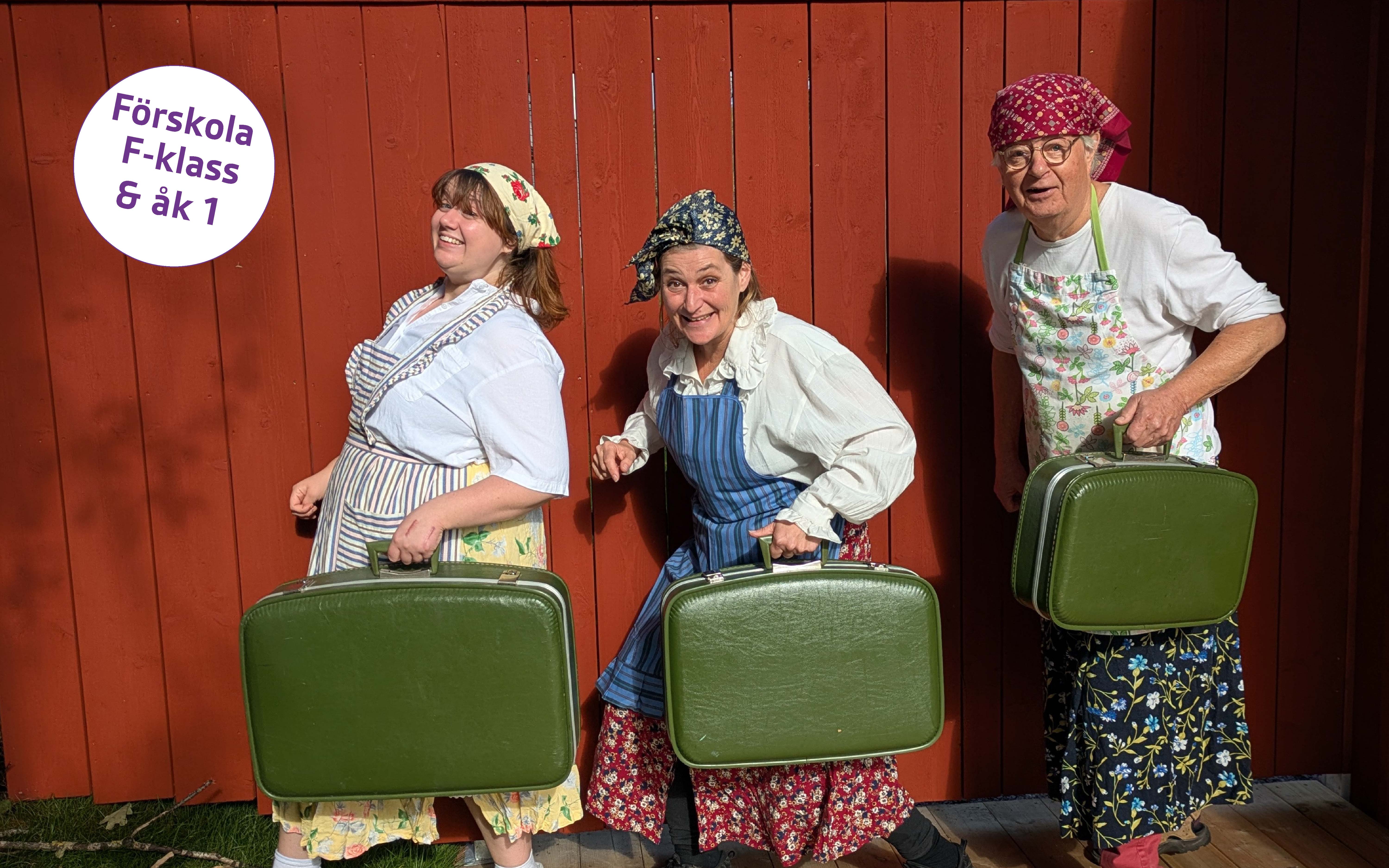 Linnea Lahte, Anna Lahmer och Per Dunsö utklädda till gummor med resväskor i handen