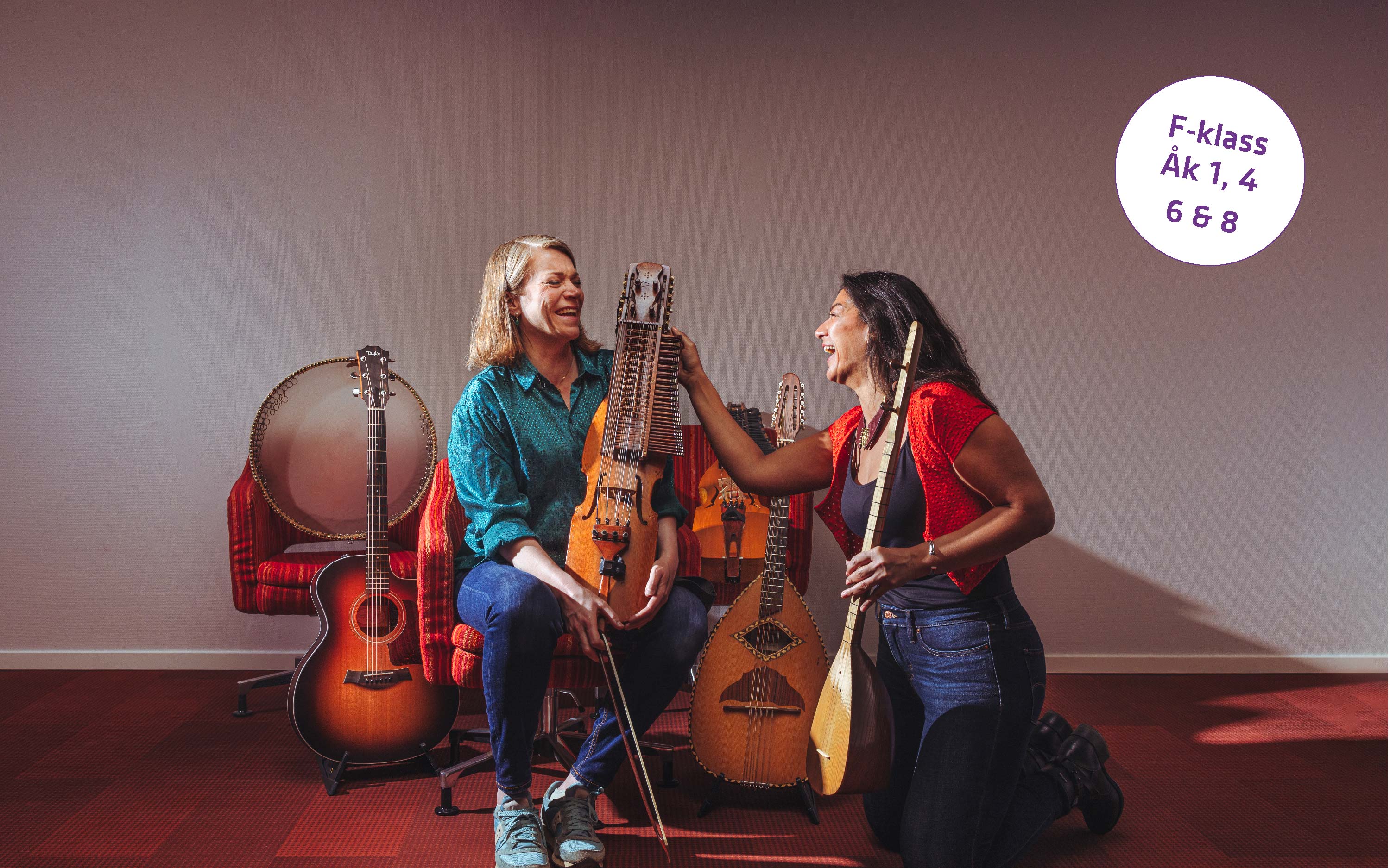 Nadin Al Khalidi och Emilia Amper ogivna av nyckelharpa mandolin och gitarr