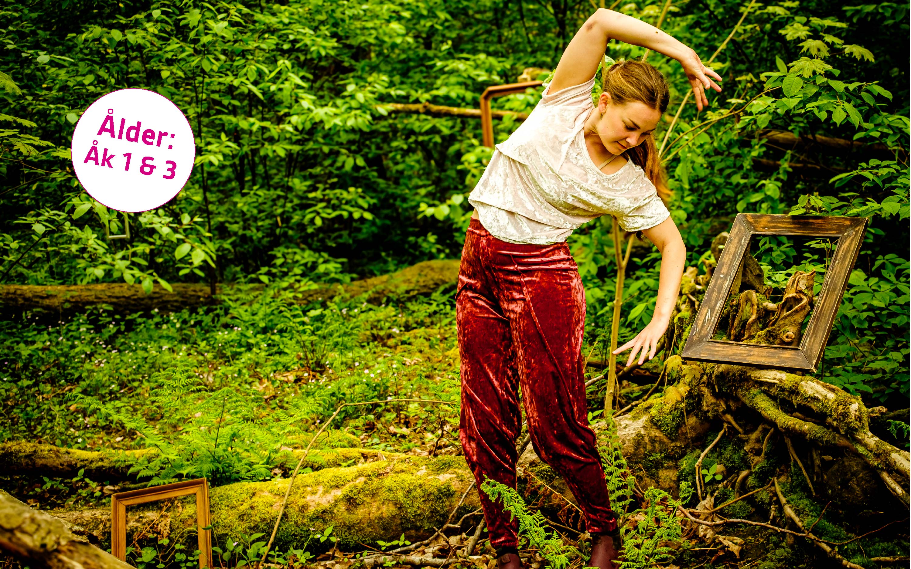en kvinna i vinröda byxor som dansar i en skog