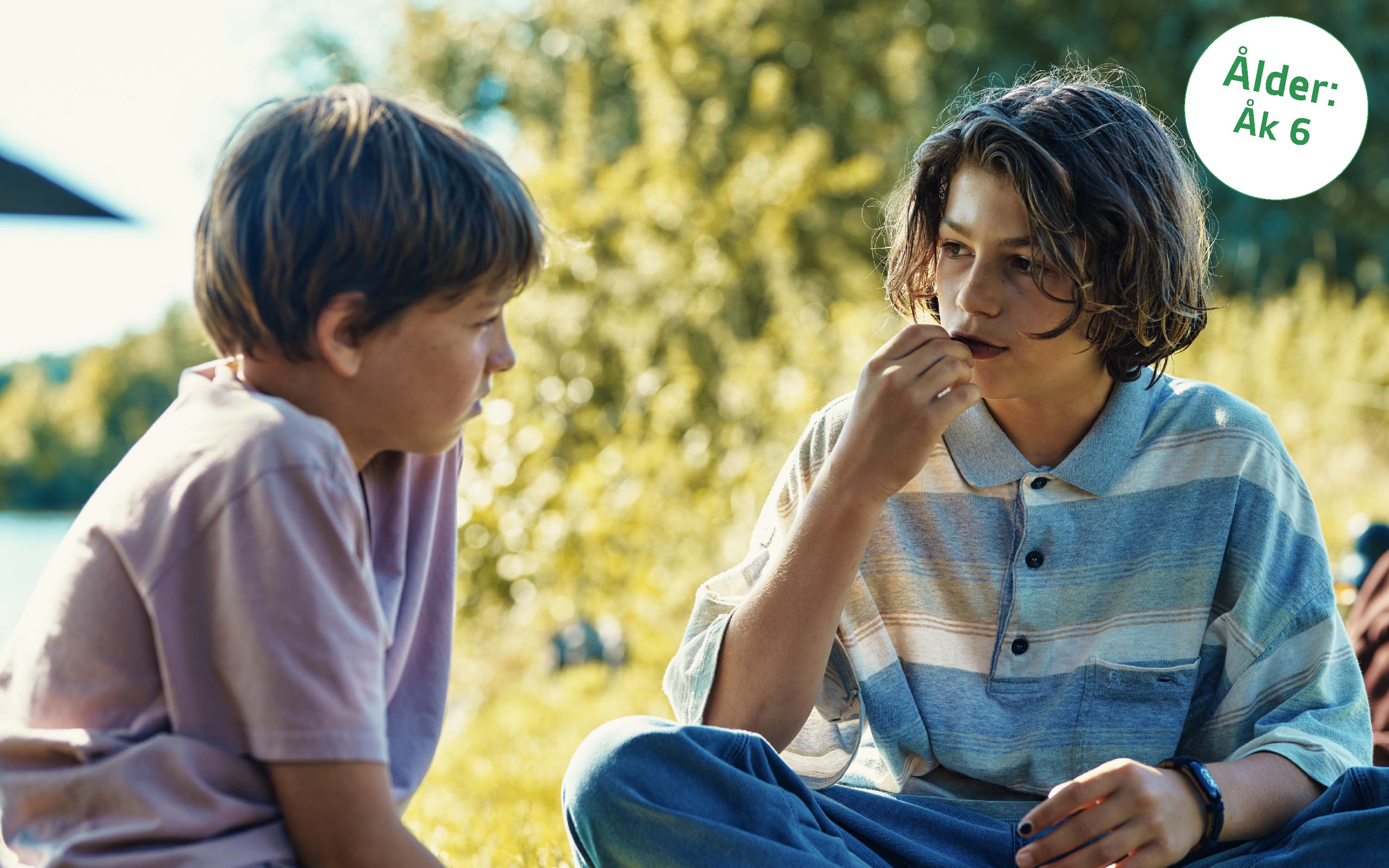 två ungdomar som sitter på en gräsmatta, från filmen Young Hearts