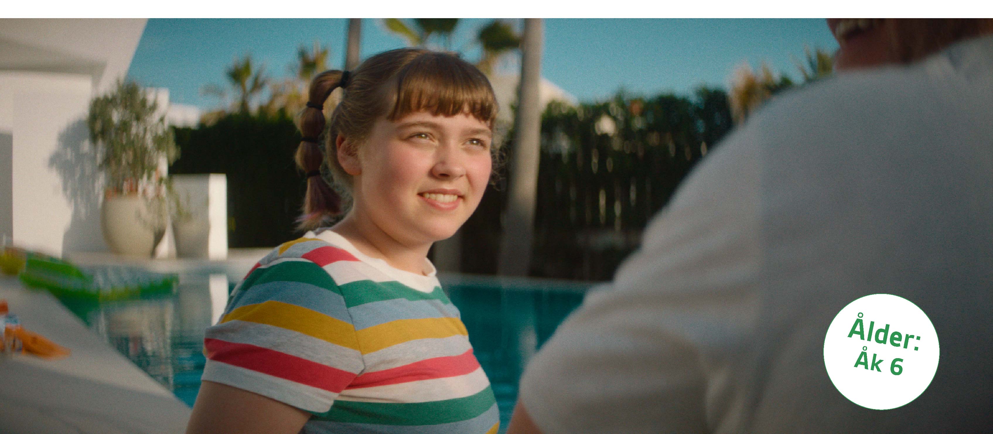 En ung person i randig t-shirt och flätor, bild ur filmen Dancing Queen i i Hollywood