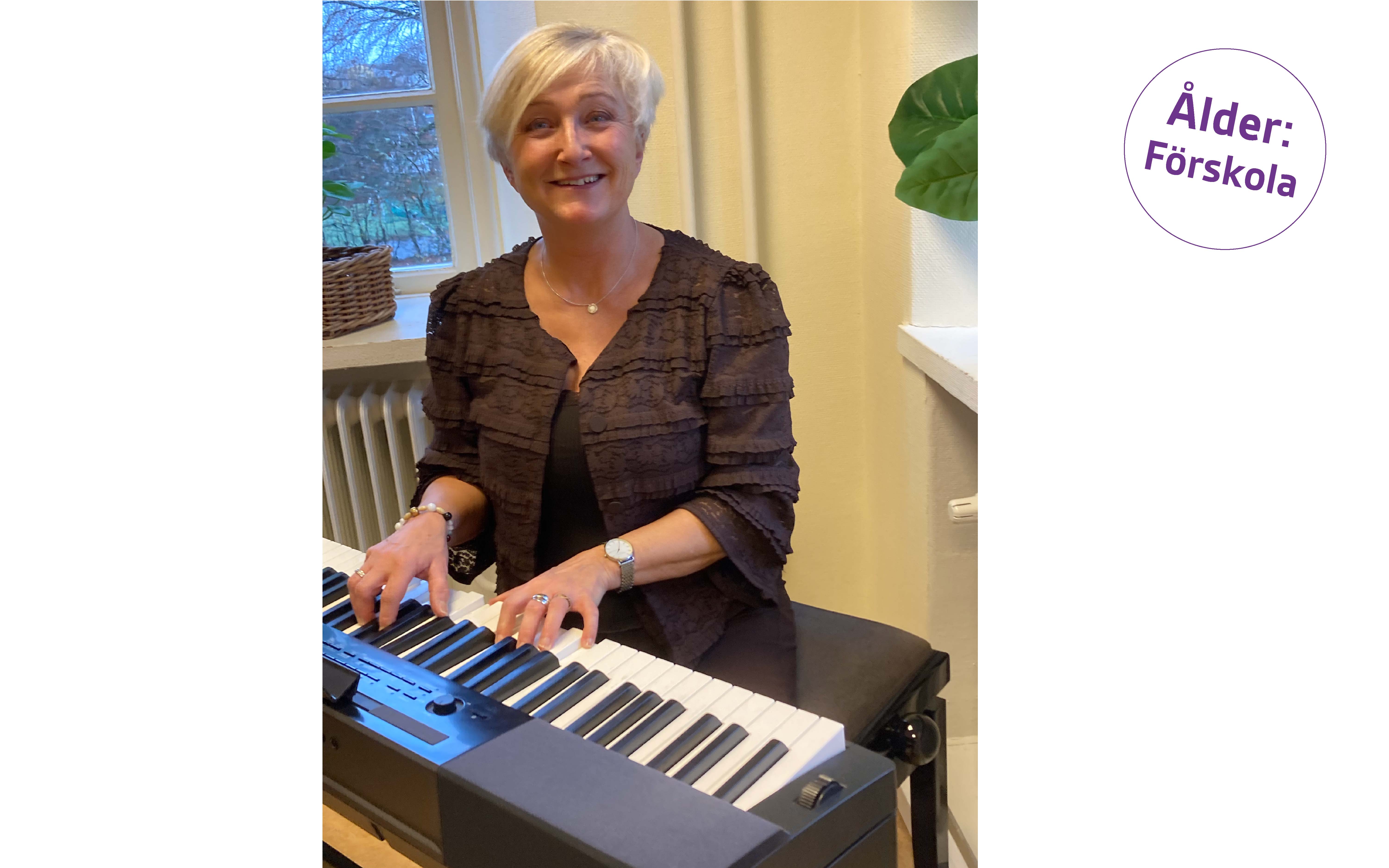 Porträtt av Irene Bengtsson sittandes vid ett piano