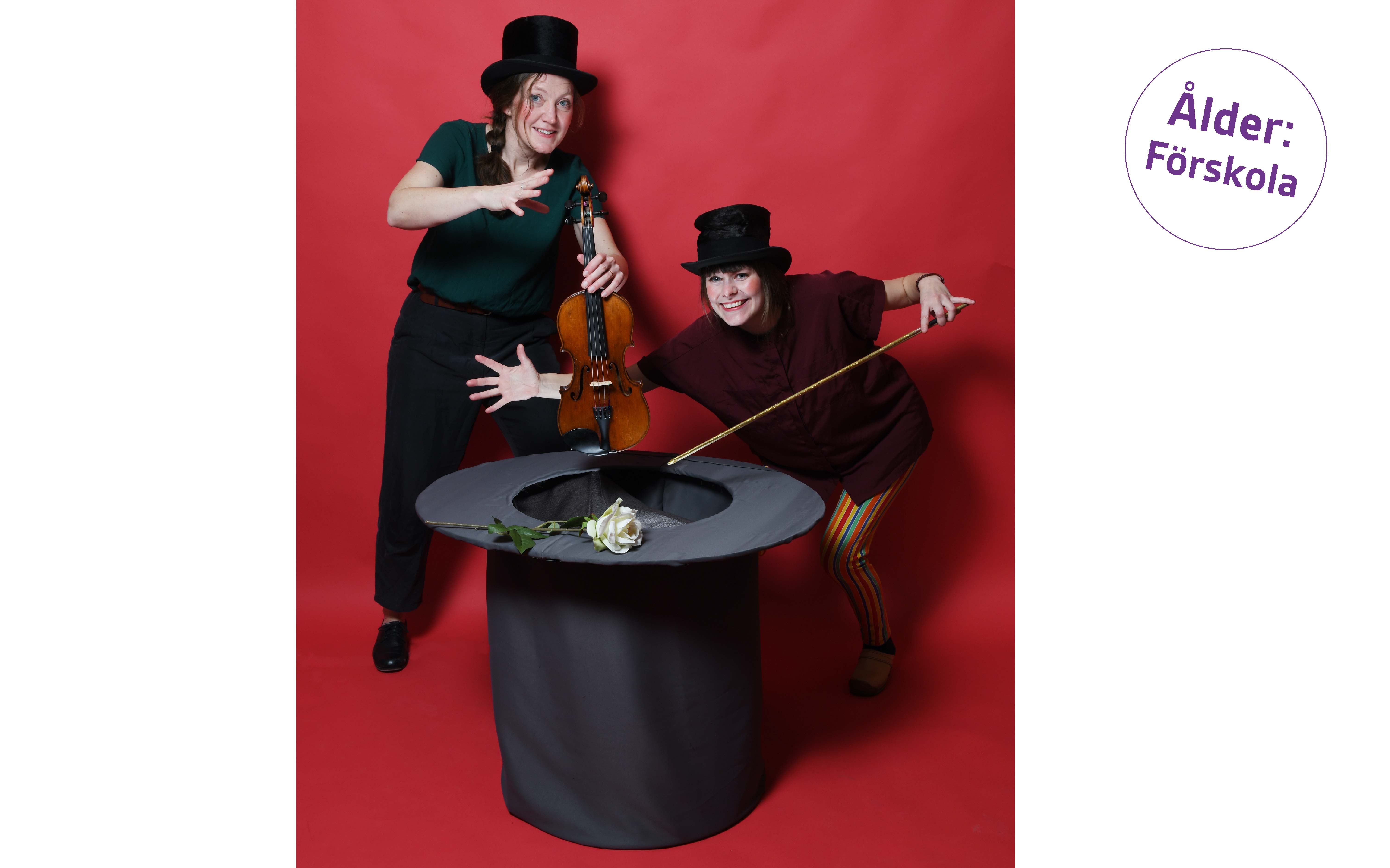 Frida Höfling och Åsa Thorsén Mogensen trollar fram saker ur en stor hatt