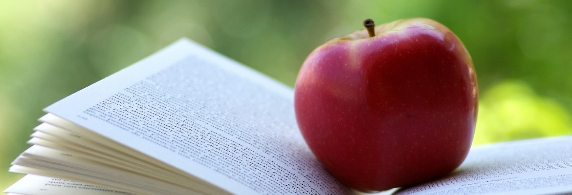Öppen bok med äpple