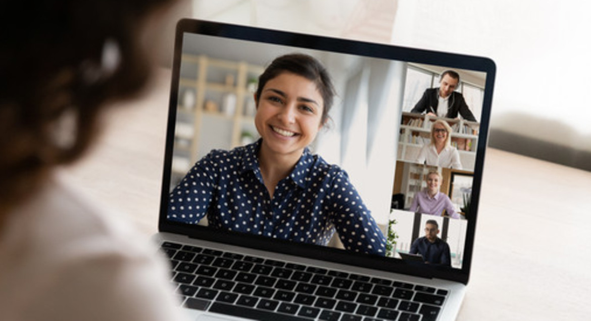 kvinna som sitter vid datorn och har ett digitalt möte