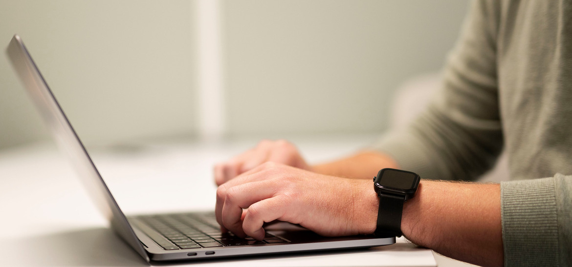 Person som använder en laptop. 