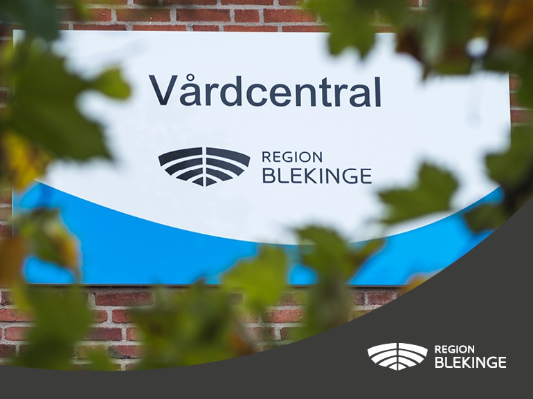 En skylt med texten vårdcentral, samt Region Blekinges logotyp.