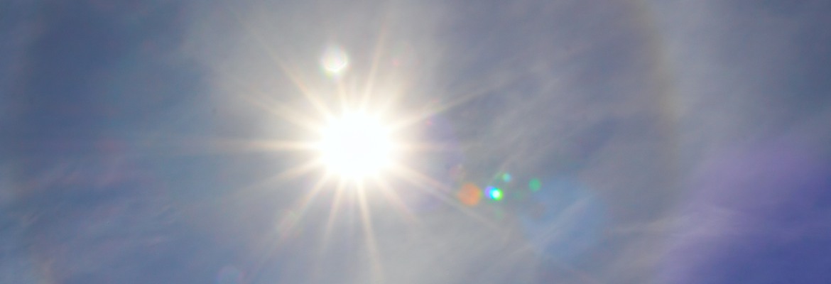 Sol skiner i himmel.