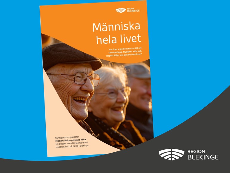 Framsidan på ett dokument ligger mot en blå bakgrund. Framsidan pryds av texten Människa hela livet och bilder på äldre personer som ler. 