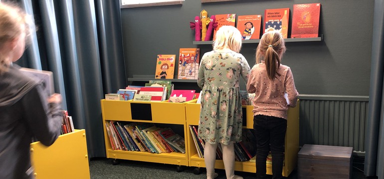 Barn letar böcker på biblioteket i Jämshög