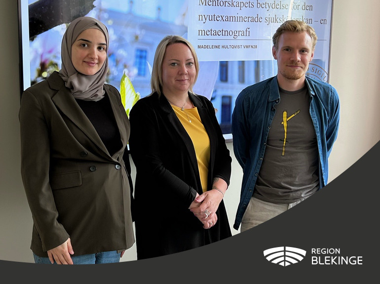 Kursdeltagarna Maria Zeaiter, Madeleine Hultqvist och Lukas Lindman. I nederkant en svart våg med Region Blekinges vita logotyp.