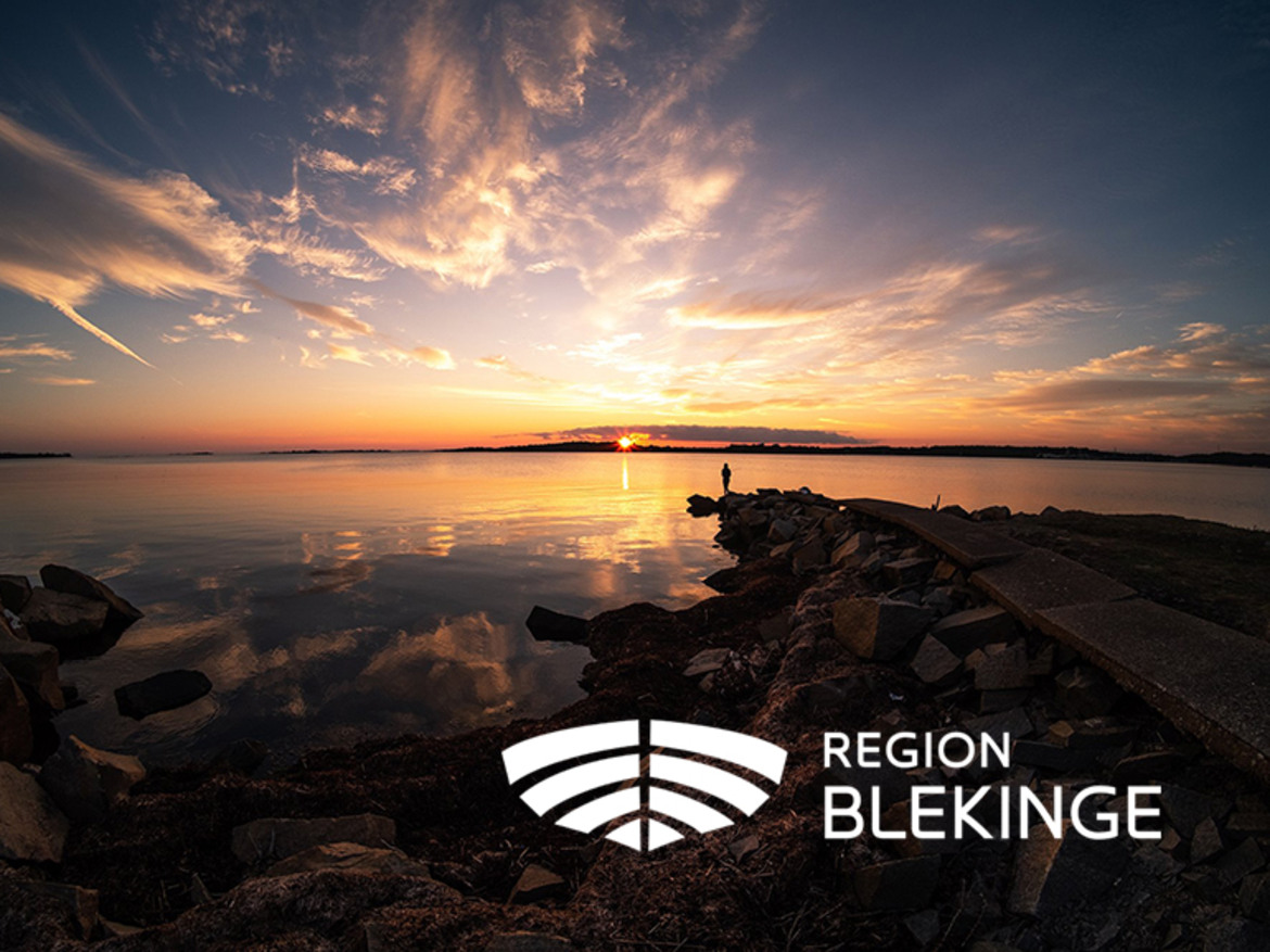 Solnedgång i Blekinges skärgård. Region Blekinges vita logotyp i förgrunden.