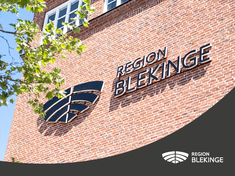 Region Blekinges logotyp på fasaden vid Wämö center.