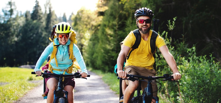 Några personer som cyklar längs en väg.