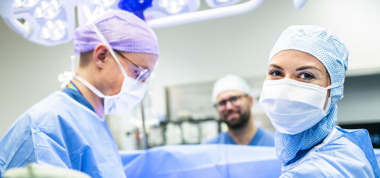 Läkare och sjuksköterskor under en operation.