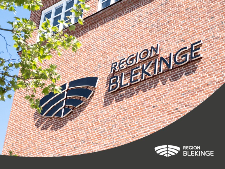 Region Blekinges logotyp på fasaden vid Wämö center.