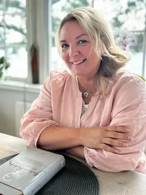 Närbild på Leila Rudelius med en bok.