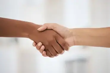 Två händer som skakar hand.